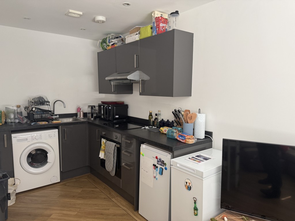 Lot: 139 - ONE-BEDROOM LEASEHOLD FLAT FOR INVESTMENT - Fitted kitchen in open plan living area